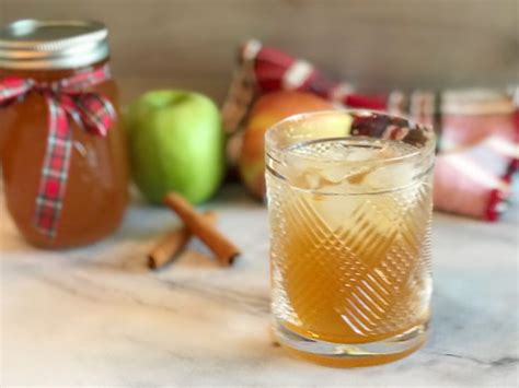 homemade-apple-pie-moonshine-with-everclear-grain image