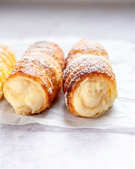 cannoncini-puff-pastry-cannoli-with-pastry-cream image