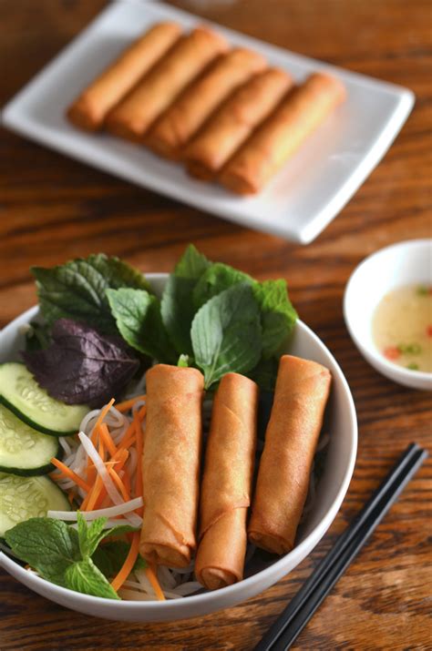 vietnamese-egg-rolls-rice-noodles-recipe-bn-chả image