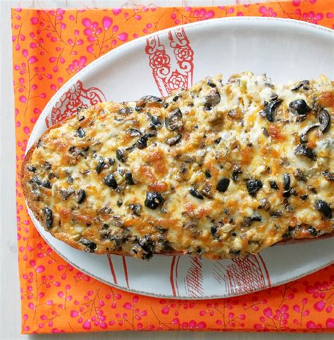 olive-cheesy-garlic-bread-foodtastic-mom image