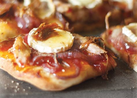 duck-confit-and-red-onion-pizza-canards-du-lac-brome image