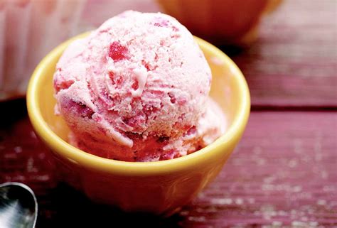 strawberry-ice-cream-recipe-leites-culinaria image