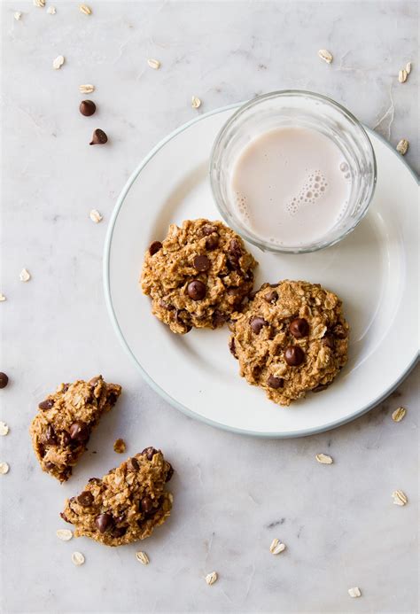 vegan-chocolate-chip-oatmeal-cookies-the-simple-veganista image