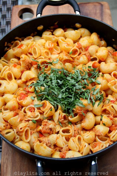 tuna-and-tomato-pasta-laylitas image