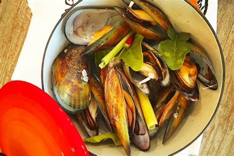 steamed-mussels-in-lemongrass-broth-csmonitorcom image