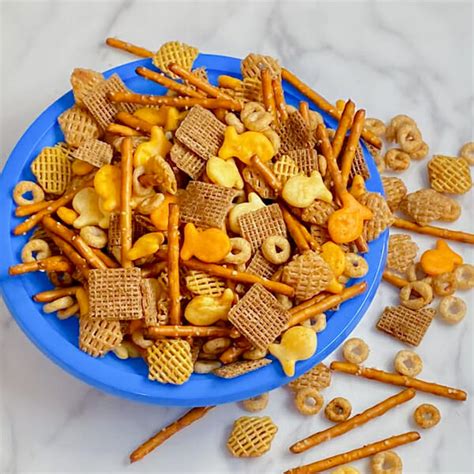 delicious-party-snacks-nuts-and-bolts-recipe-getty image