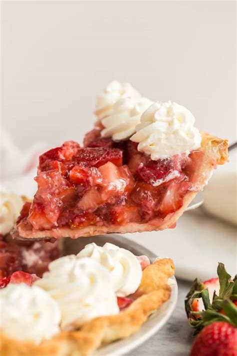 easy-strawberry-pie-with-fresh-strawberries-the image