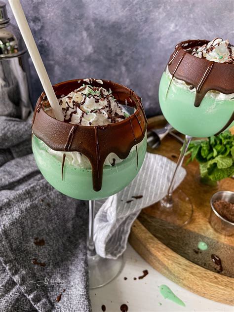 the-best-grasshopper-cocktail-boozy-chocolate-mint image