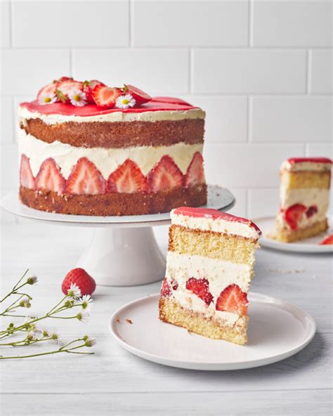 fraisier-cake-french-strawberry-cake-bonni-bakery image