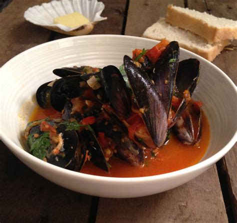 mussels-in-tomato-and-chilli-sauce-pescetariankitchen image
