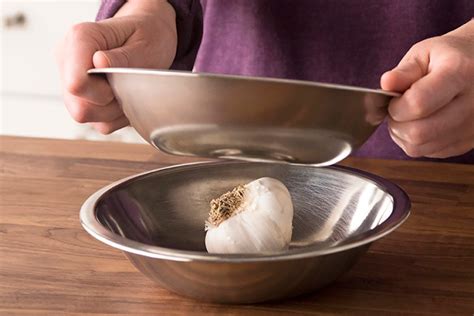 how-to-easily-peel-garlic image