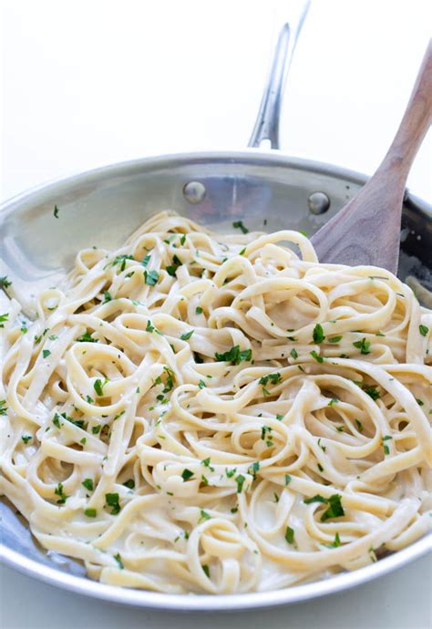 skinny-fettuccine-alfredo-only-500-calories-chef-savvy image