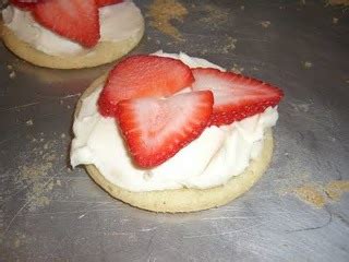 strawberry-cheesecake-cookies-laurens-latest image