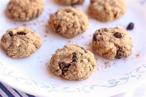 low-sugar-oatmeal-raisin-cookies-oatmeal-with-a-fork image
