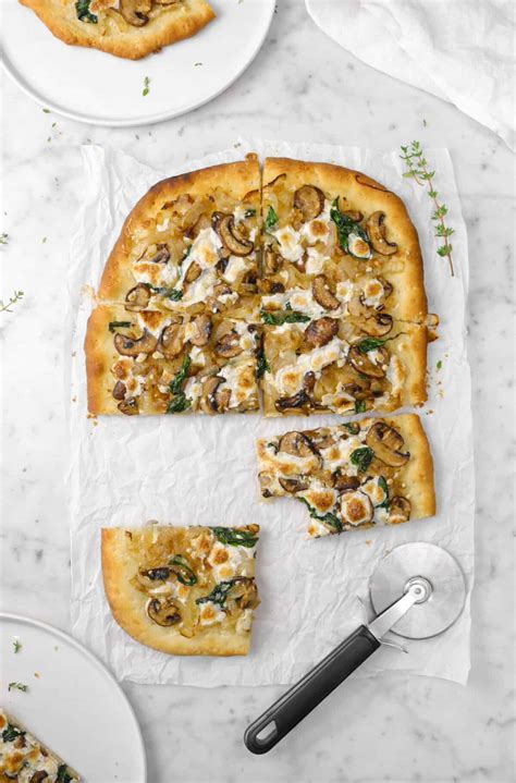 mushroom-and-spinach-flatbread-with-caramelized-onions image