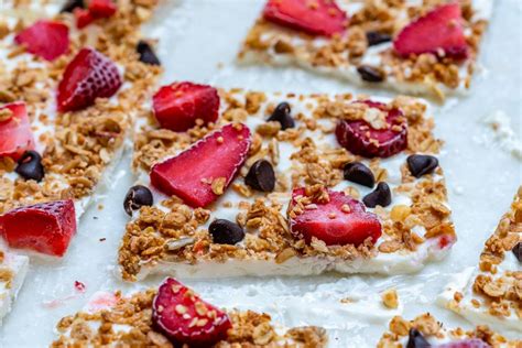 strawberry-chocolate-chip-granola-yogurt-bark-clean image