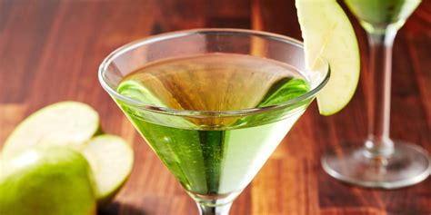 best-appletini-recipe-how-to-make-a-green-apple-martini-drink image