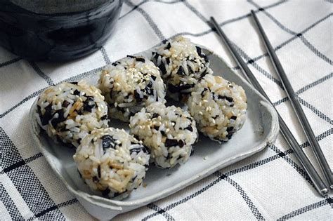 seaweed-rice-balls-jumeokbap-jaja-bakes image