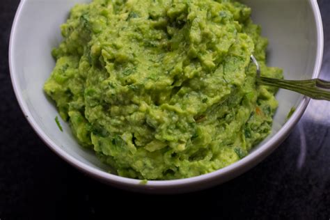 paleo-guacamole-recipe-that-stays-green image