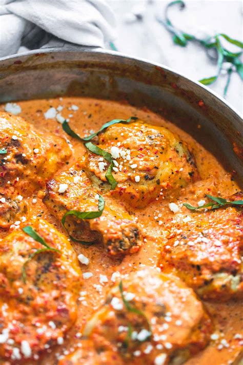 mediterranean-chicken-with-roasted-red-pepper-sauce image