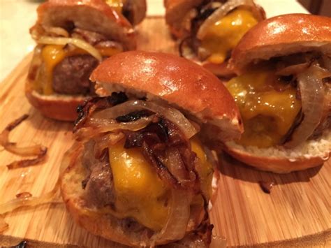 beef-cheddar-sliders-with-caramelized-onions-live image