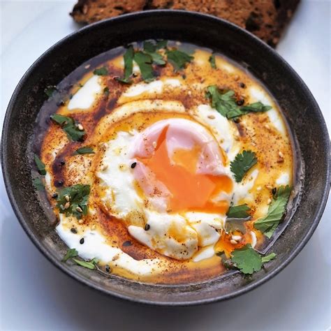 turkish-eggs-with-garlic-yogurt-ilbir image