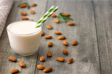 low-carb-milk-the-best-plant-based-alternatives-to image
