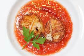 pan-seared-sea-scallops-with-tomato-sauce-f-factor image