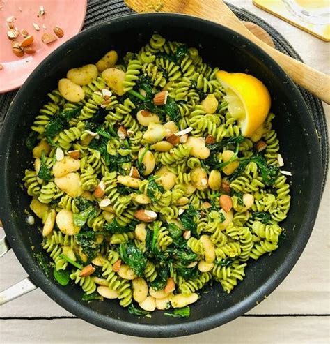 spinach-pesto-and-butter-bean-pasta-the-doctors image