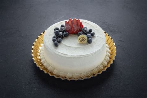 milkn-berries-cake-round-portos-bakery image