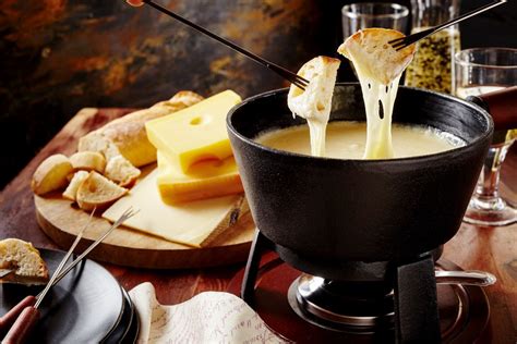 ideas-and-tips-for-an-old-school-fondue-party-forkly image