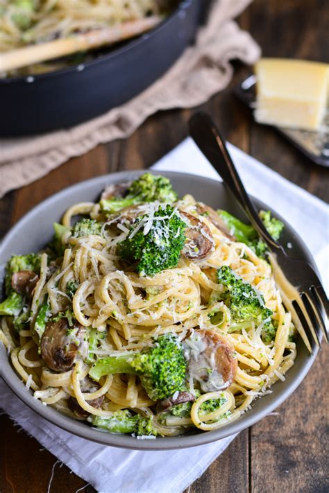 spaghetti-con-broccoli-garnish-glaze image