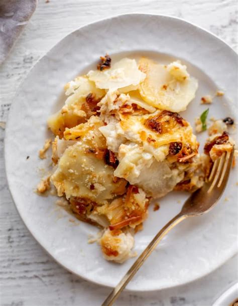 french-onion-scalloped-potatoes-how-sweet-eats image