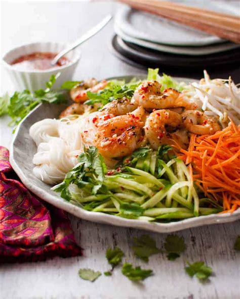 vietnamese-noodle-salad-with-shrimp-prawn image