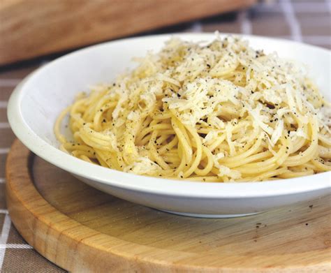 spaghetti-with-pecorino-and-pepper-italy-travel-and image