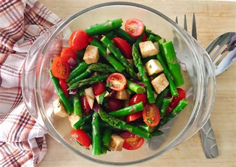 asparagus-caprese-salad-the-leaf-nutrisystem-blog image