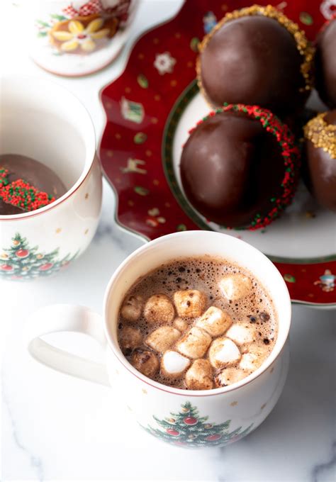 hot-chocolate-balls-with-marshmallows-cocoa-bomb image