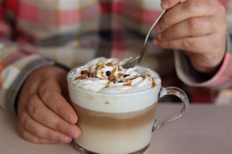 nutty-turtle-latte-recipe-simple-steps-coffee-affection image