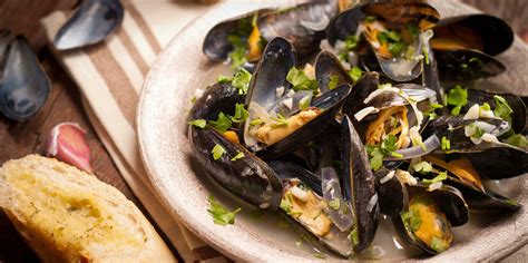 mussels-with-white-wine-cozze-al-vino-bianco-the image