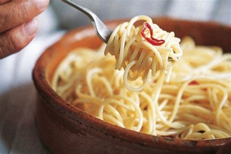 antonio-carluccios-spaghetti-with-garlic-oil-and-chilli image