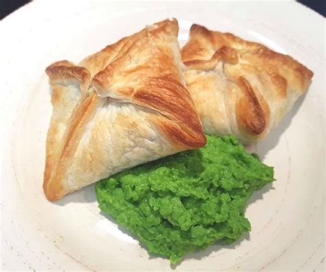 simple-beef-pie-with-mushy-peas-recipe-the-healthy image