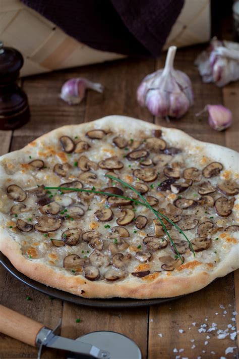 garlic-mushroom-pizza-bianca-electric-blue-food image