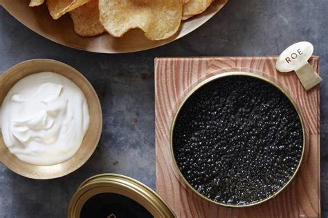 potato-chips-with-caviar-and-creme-fraiche-whats image