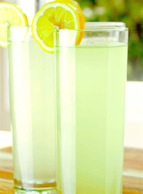 old-fashioned-southern-lemonade-sweet-tea-thyme image