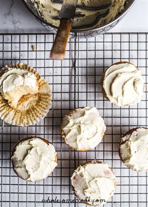 nigellas-cupcakes-with-cream-cheese-frosting image