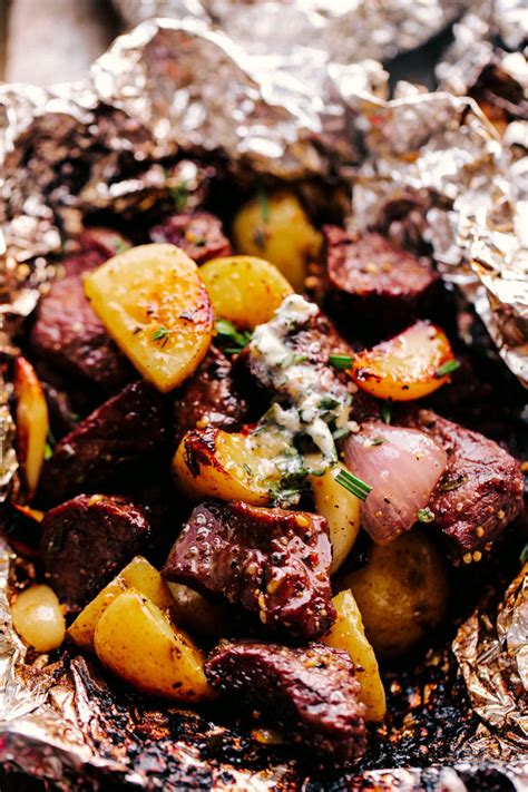 garlic-butter-steak-and-potato-foil-packets-the-food image