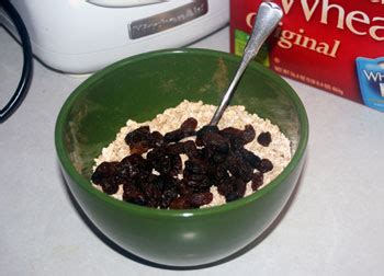 healthy-cinnamon-raisin-oatmeal-recipe-for-athletes image