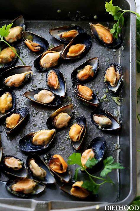 roasted-mussels-with-garlic-butter-crumbs-easy-mussels image