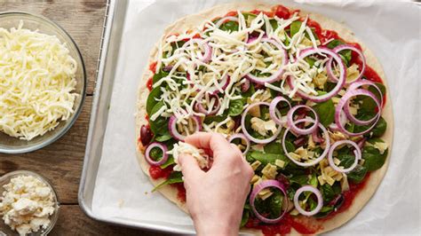 greek-veggie-pizza-recipe-pillsburycom image