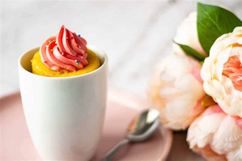 the-best-vanilla-mug-cake-recipe-food-voyageur image